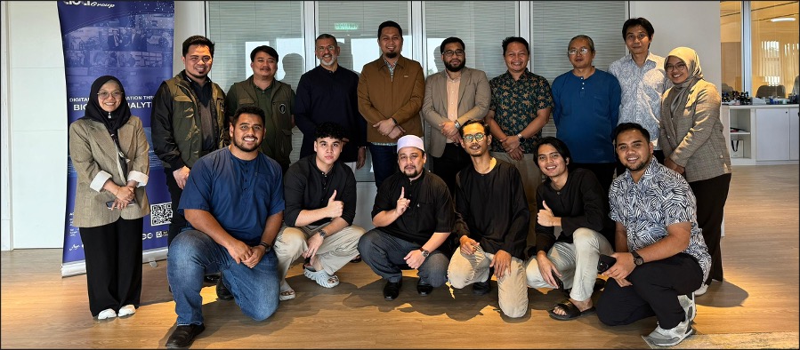 Participants and AGA trainers gathered for a group photo after a training workshop